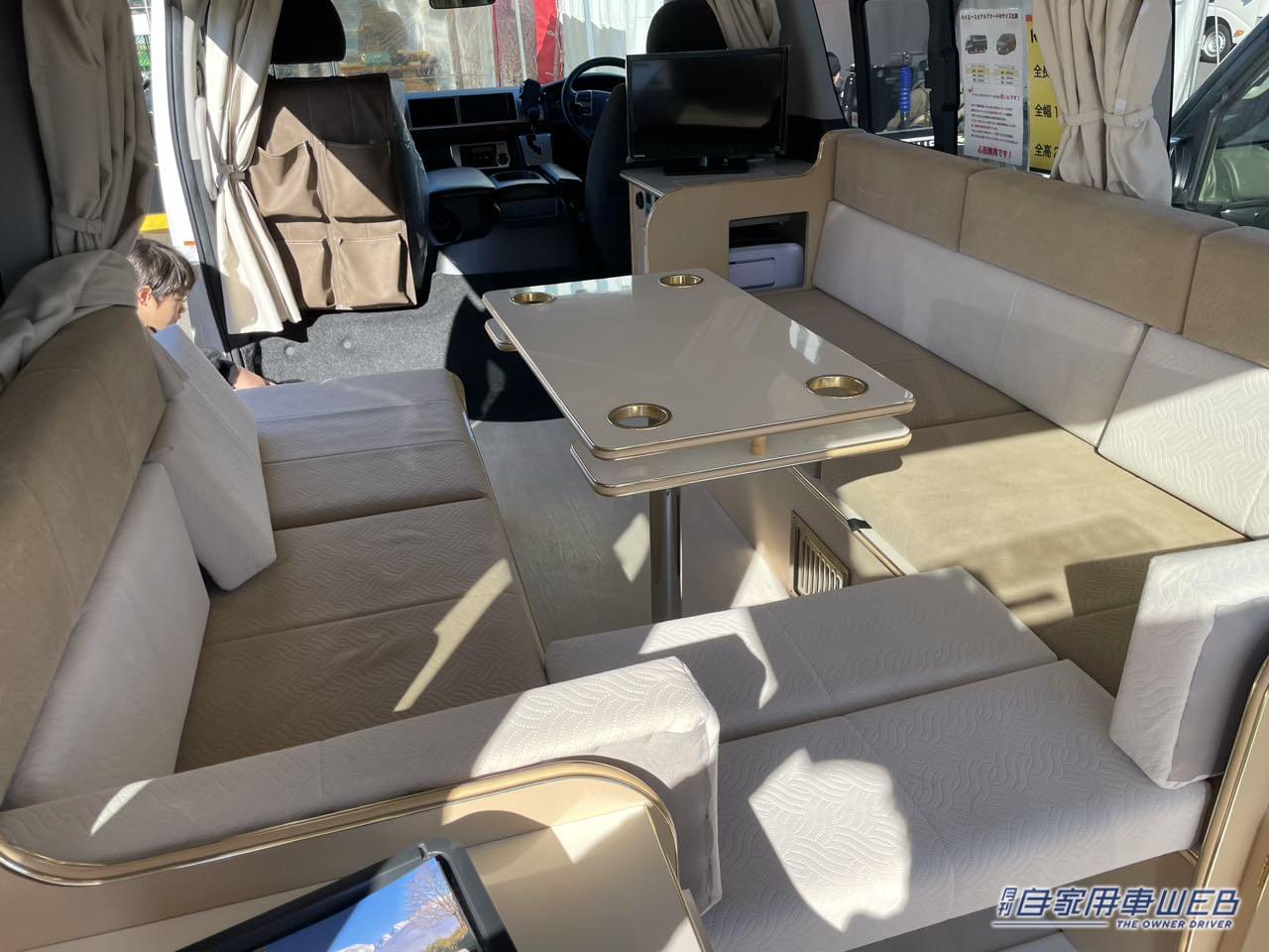 |メインスペースは大きなボックスシート! フルフラットへの切り替えも簡単なトヨタ ハイエースがベースのキャンパー