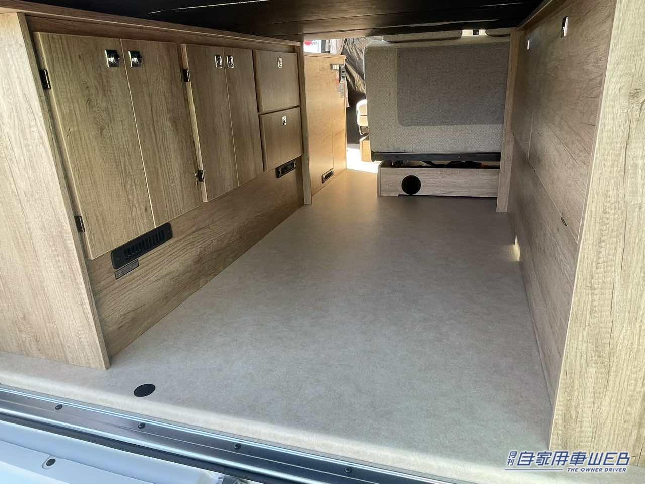 |フラットスペースとボックスシートが同時展開できる便利な車内! トヨタ ハイエースがベースのキャンパー