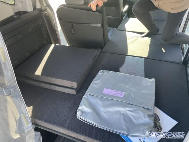 右側のシートを倒して片側だけのフラットスペースを作っている。車中泊をする場合、1人が寝られるスペースだ。フルフラットにすれば2名が寝られる。|街乗り重視だけど快適な車中泊がしたい人にはベストかも! ホンダ フリードがベースのキャンパー