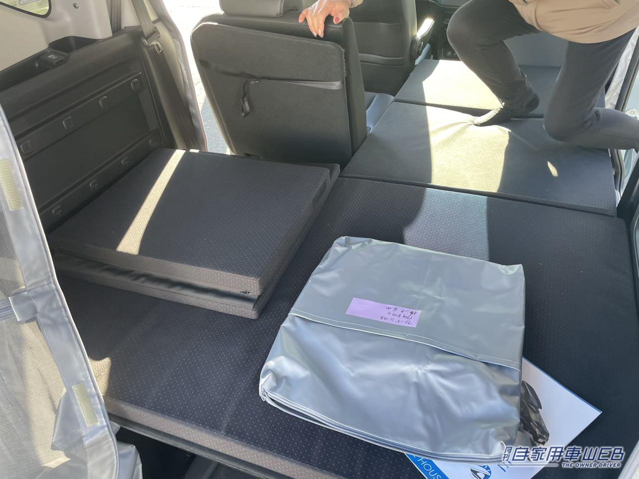 右側のシートを倒して片側だけのフラットスペースを作っている。車中泊をする場合、1人が寝られるスペースだ。フルフラットにすれば2名が寝られる。|街乗り重視だけど快適な車中泊がしたい人にはベストかも! ホンダ フリードがベースのキャンパー