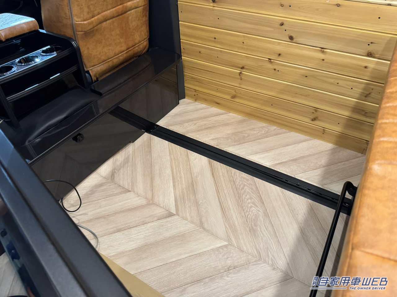 |これは広すぎ! フルフラットスペースが車外に飛び出すトヨタ ハイエースがベースのキャンパー