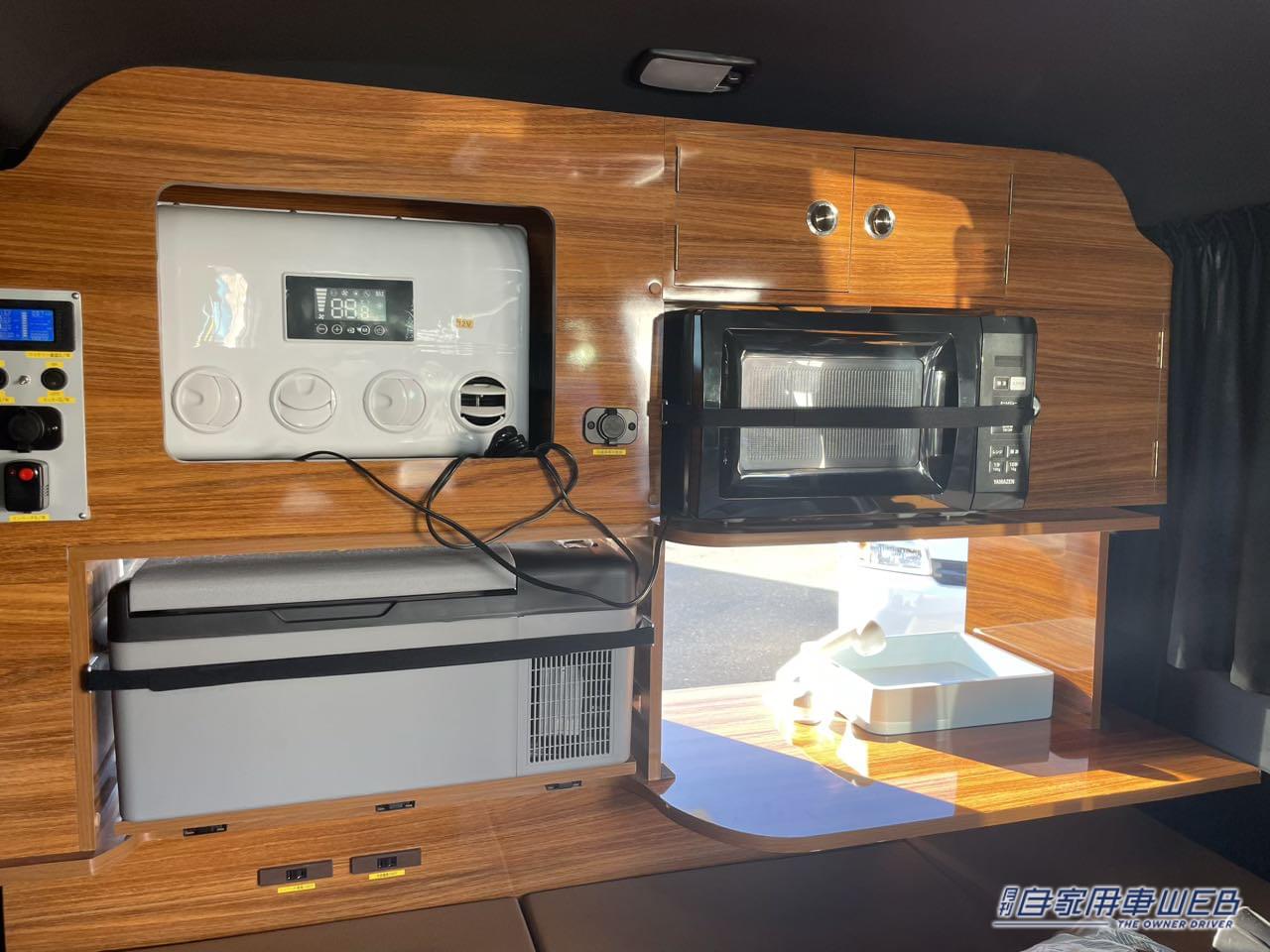 |「まさに住める車だ、これ…」まるでワンルームのように全て揃った車内は文句ナシ!ハイエースがベースのキャンピングカー。