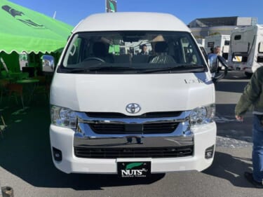 フラットスペースとボックスシートが同時展開できる便利な車内! トヨタ ハイエースがベースのキャンパー