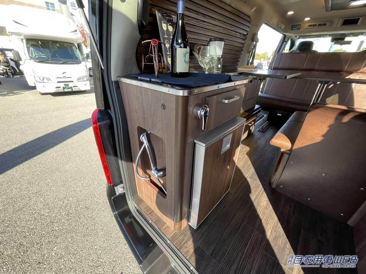 |落ち着きのある大人の隠れ家的な車内がいい! 日産キャラバンがベースのキャンパー