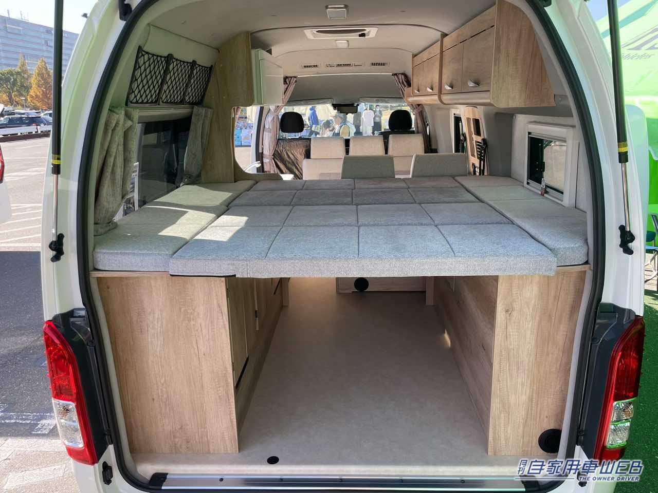 |フラットスペースとボックスシートが同時展開できる便利な車内! トヨタ ハイエースがベースのキャンパー