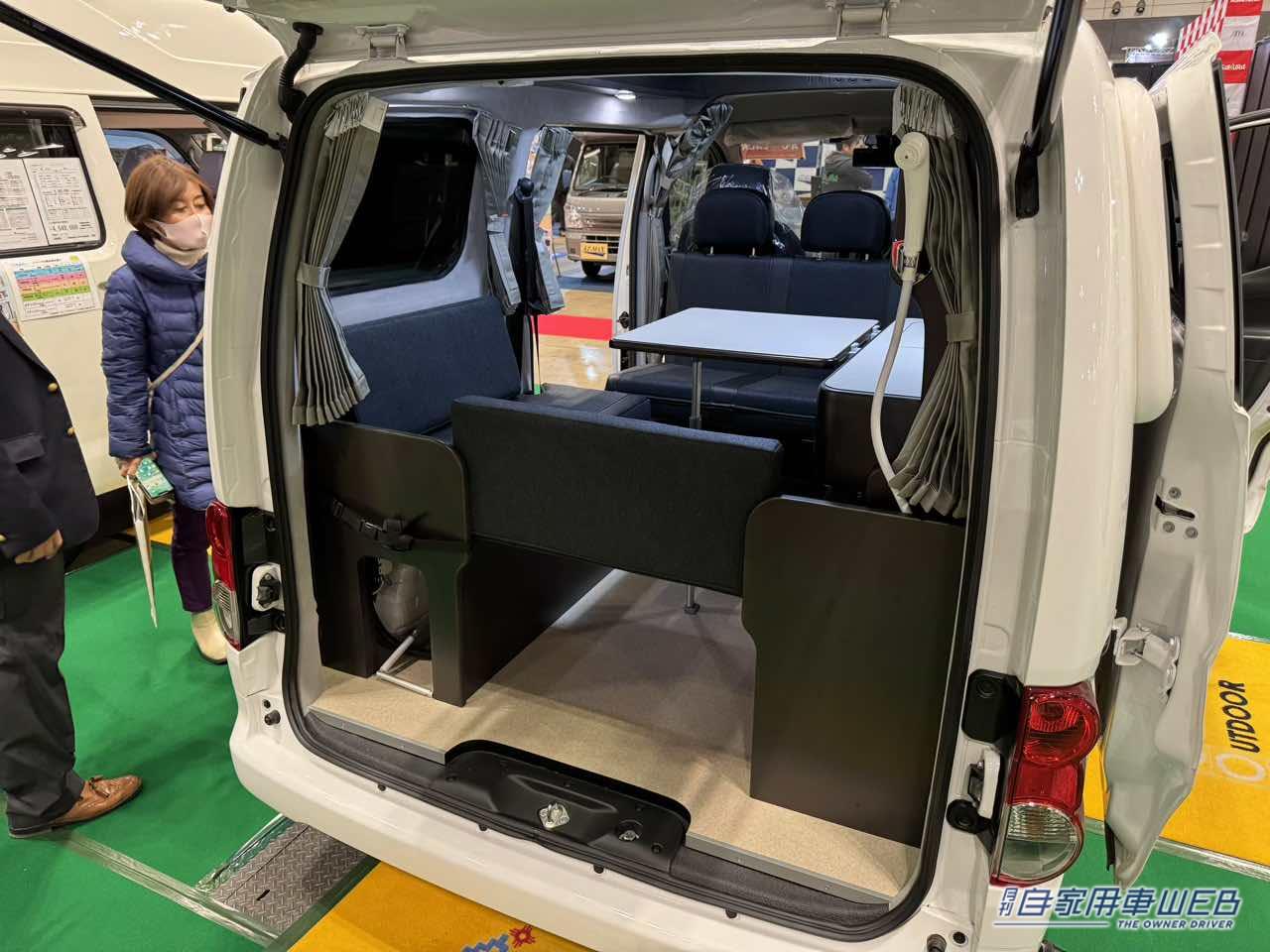 |外向きシャワーとエアコンが効くベッドスペース魅力の日産NV200バネットがベースのキャンパー