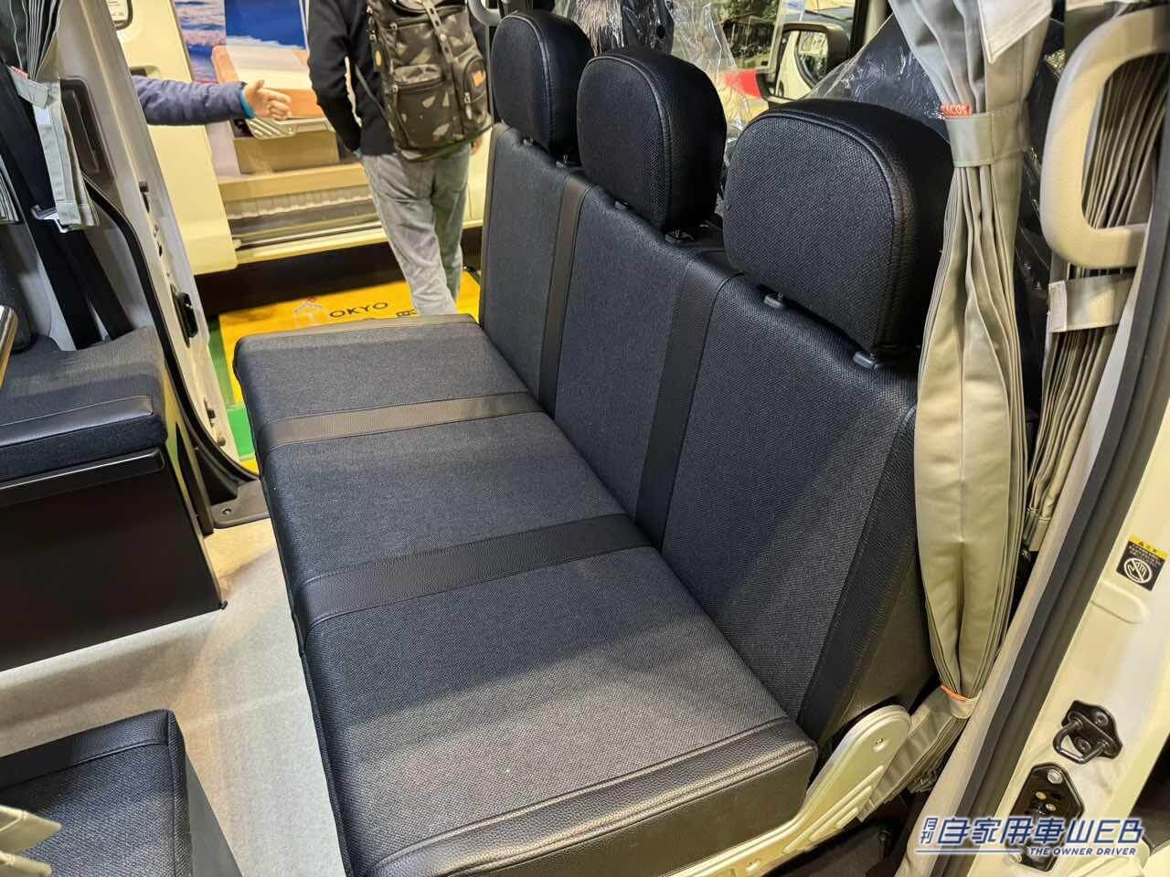 |外向きシャワーとエアコンが効くベッドスペース魅力の日産NV200バネットがベースのキャンパー