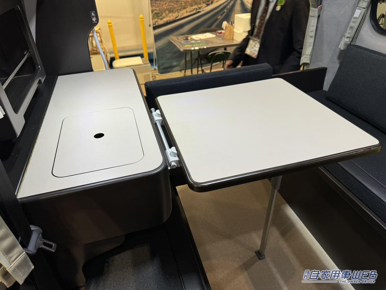 |外向きシャワーとエアコンが効くベッドスペース魅力の日産NV200バネットがベースのキャンパー