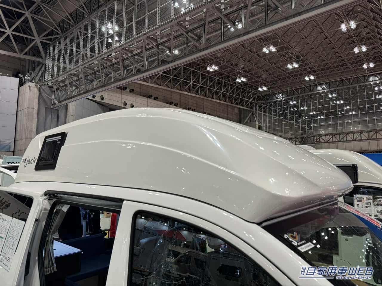 |外向きシャワーとエアコンが効くベッドスペース魅力の日産NV200バネットがベースのキャンパー