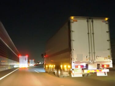 トラックの側面にずらっと並んだランプはドレスアップのためじゃなかった! 【ないと車検も通りません】