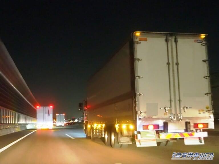 夜間の高速道路を走行するトラックの写真|「えっ そんな意味が」「威嚇だと思ってた…」光れば良いってもんじゃない。実は厳しいルールで定められた必須装備。