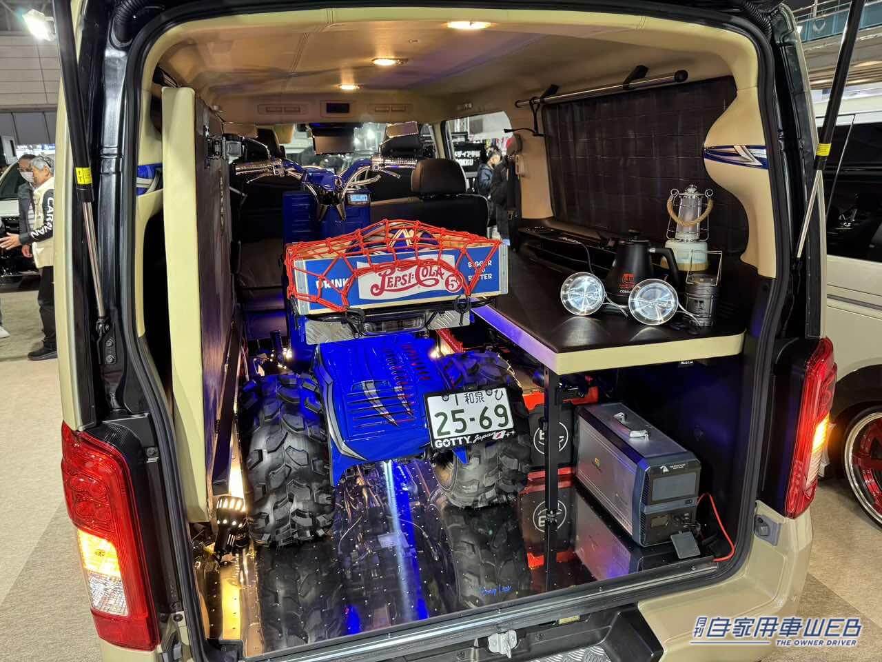 |三輪トライクを積み込めて車中泊までできる! 日産キャラバンがベースのキャンパー