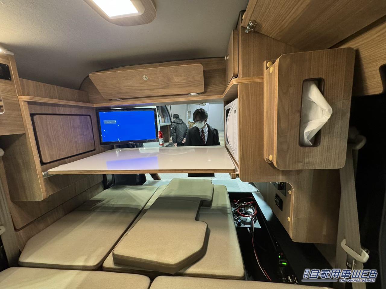 |車内でも車外でも使えるテーブルが便利! フラットシートも広いスズキ エブリイがベースの軽キャンパー