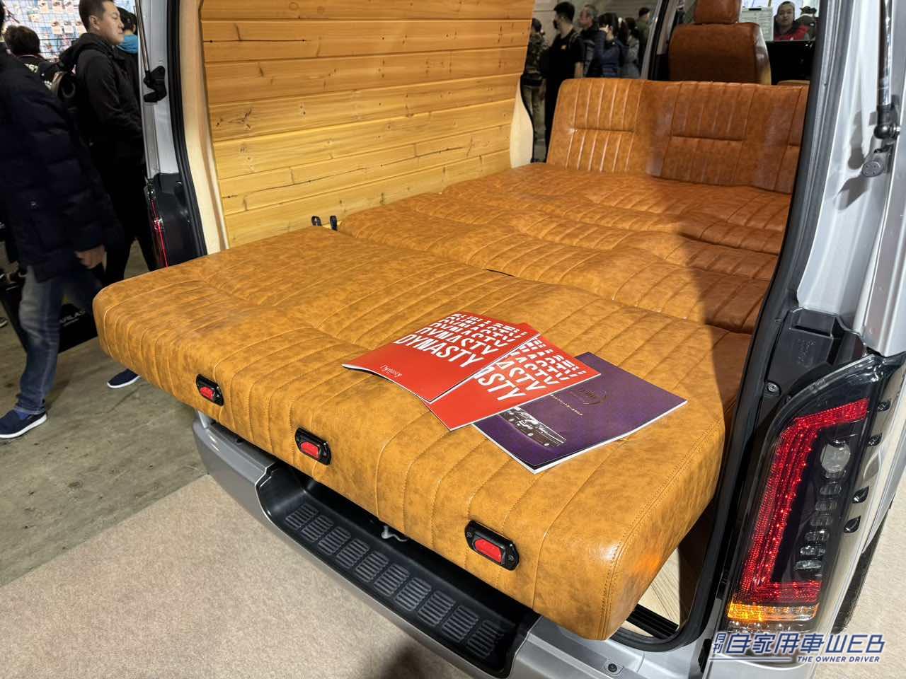 |これは広すぎ! フルフラットスペースが車外に飛び出すトヨタ ハイエースがベースのキャンパー