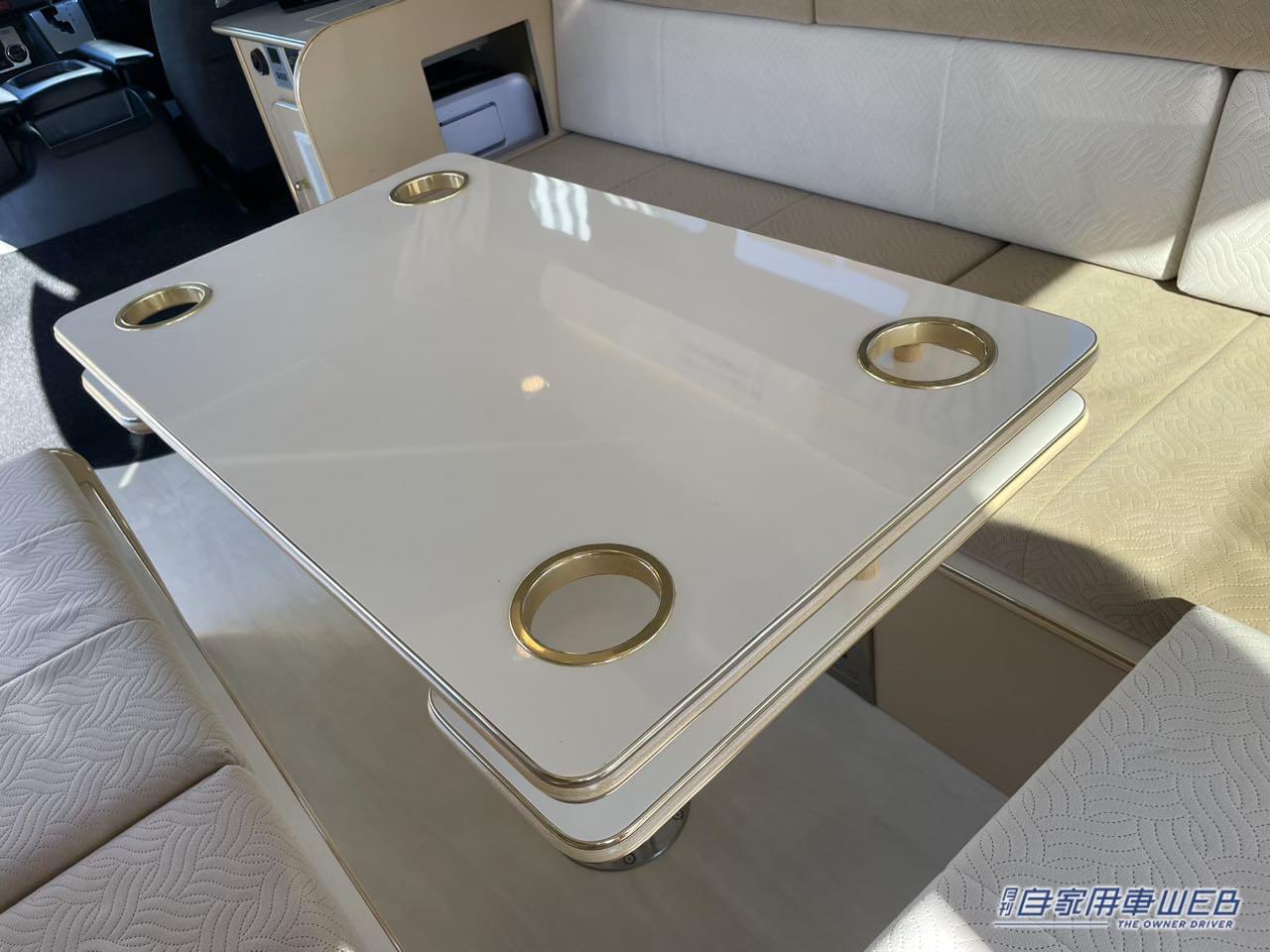 |メインスペースは大きなボックスシート! フルフラットへの切り替えも簡単なトヨタ ハイエースがベースのキャンパー