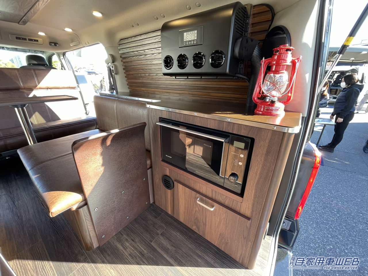 |落ち着きのある大人の隠れ家的な車内がいい! 日産キャラバンがベースのキャンパー