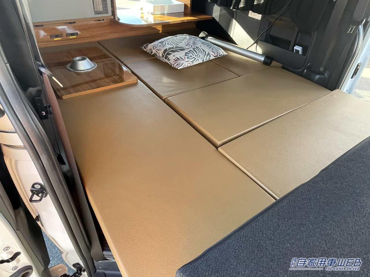 |「まさに住める車だ、これ…」まるでワンルームのように全て揃った車内は文句ナシ!ハイエースがベースのキャンピングカー。