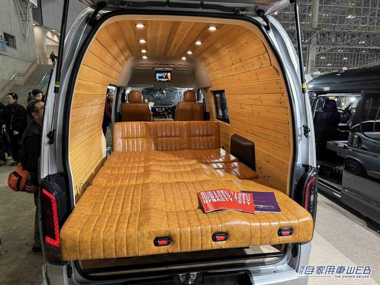 |これは広すぎ! フルフラットスペースが車外に飛び出すトヨタ ハイエースがベースのキャンパー