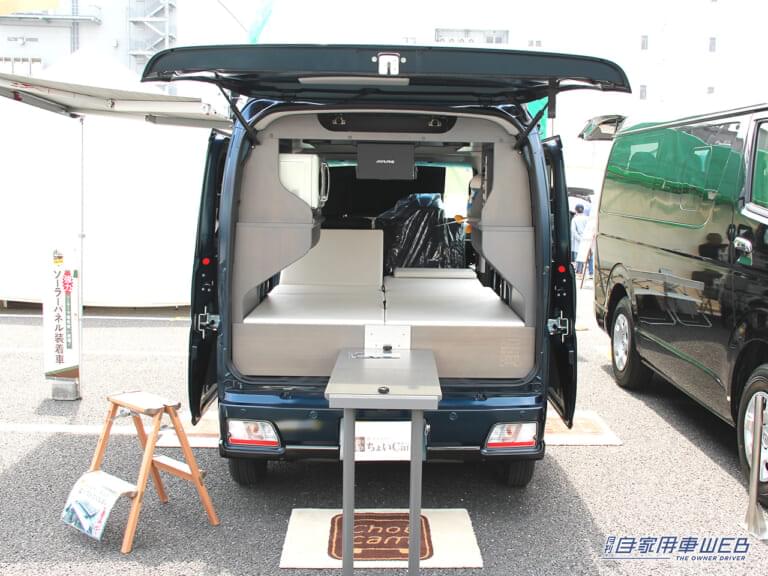 ちょいCam「豊」のリアビュー|「ちょっとズルい」「軽自動車の中にここまで…」自分だけの”ちょいリビング”。2人が横になれるキャンピングカー。