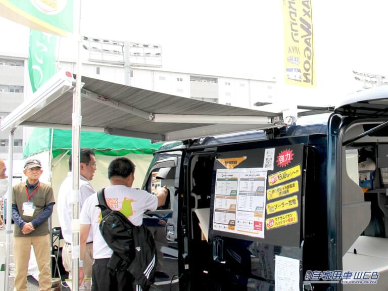 オプションのサイドオーニング|「ちょっとズルい」「軽自動車の中にここまで…」自分だけの”ちょいリビング”。2人が横になれるキャンピングカー。