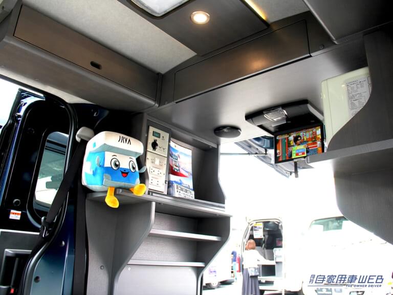 豊のキャビネットと天井収納|「ちょっとズルい」「軽自動車の中にここまで…」自分だけの”ちょいリビング”。2人が横になれるキャンピングカー。