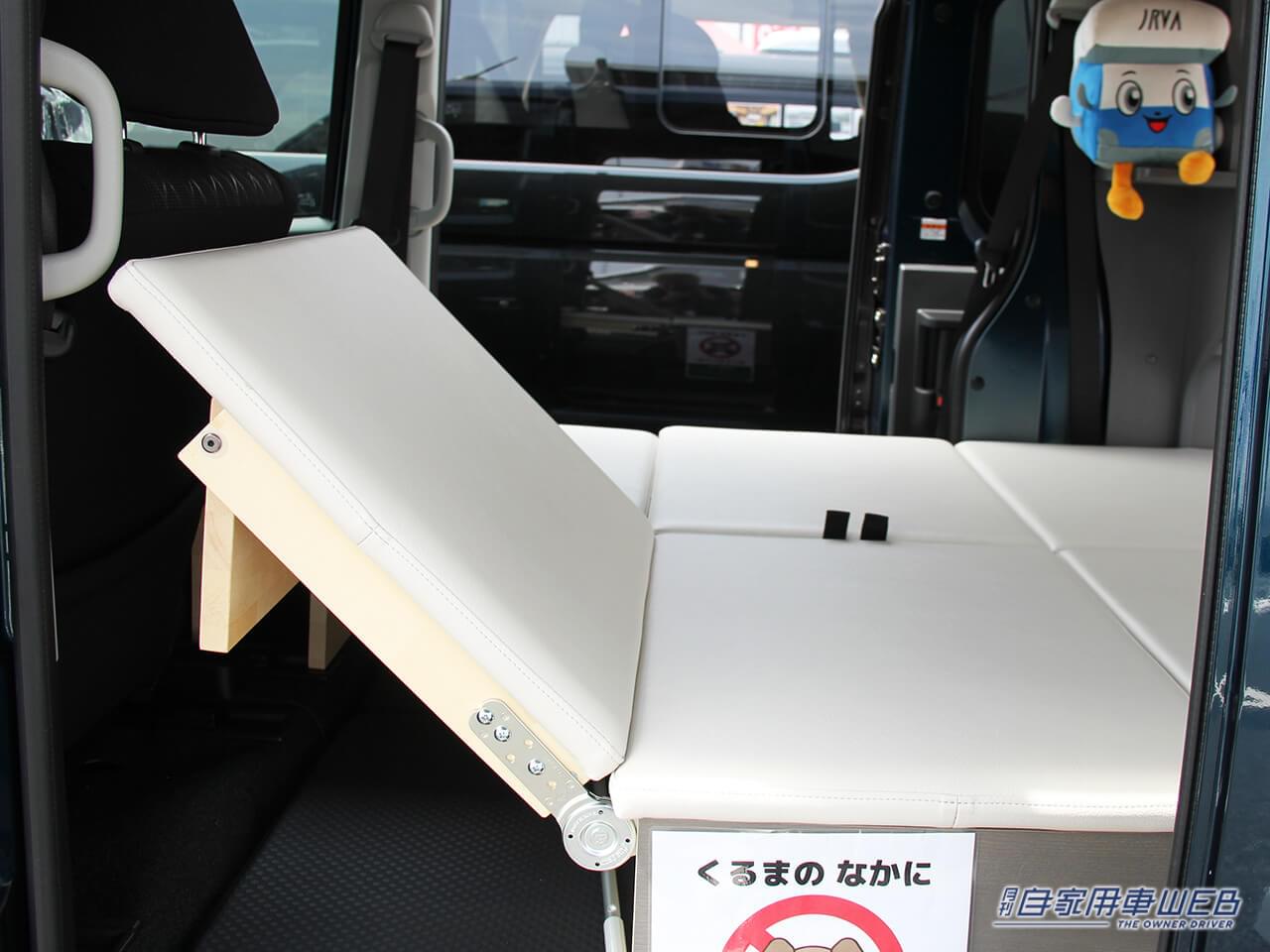 リクライニング機能|「ちょっとズルい」「軽自動車の中にここまで…」自分だけの”ちょいリビング”。2人が横になれるキャンピングカー。