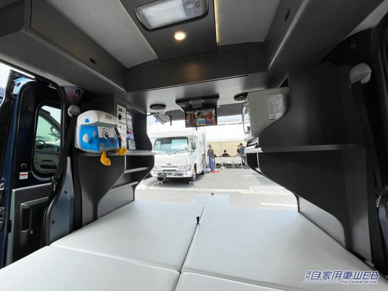 背もたれを使ったイメージ|「ちょっとズルい」「軽自動車の中にここまで…」自分だけの”ちょいリビング”。2人が横になれるキャンピングカー。