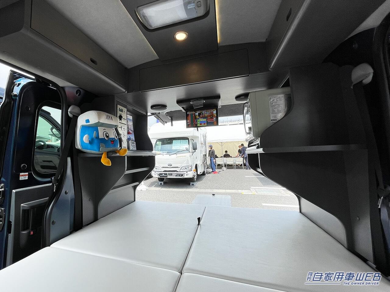 背もたれを使ったイメージ|「ちょっとズルい」「軽自動車の中にここまで…」自分だけの”ちょいリビング”。2人が横になれるキャンピングカー。