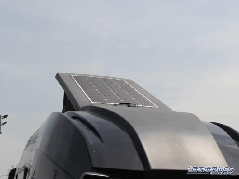 ソーラーパネルを設置したBR75-B|ハイラックス ベースのド迫力キャンピングカー! 冒険心がくすぐられる男前SUVキャンパー「BR75-B」