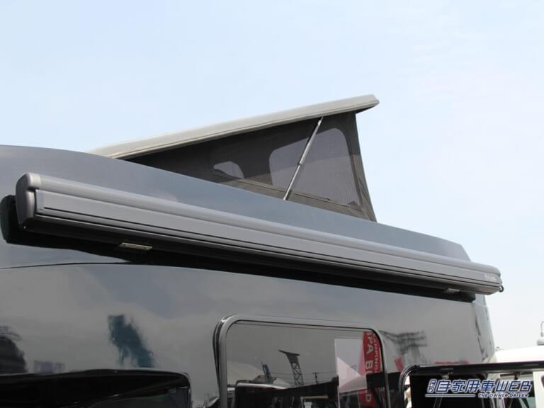 BR75-Bのポップアップルーフとサイドオーニング(OP)|ハイラックス ベースのド迫力キャンピングカー! 冒険心がくすぐられる男前SUVキャンパー「BR75-B」