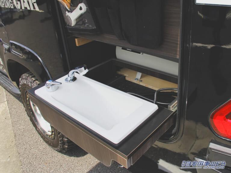 BR75-Bのアウトドアシンク|ハイラックス ベースのド迫力キャンピングカー! 冒険心がくすぐられる男前SUVキャンパー「BR75-B」