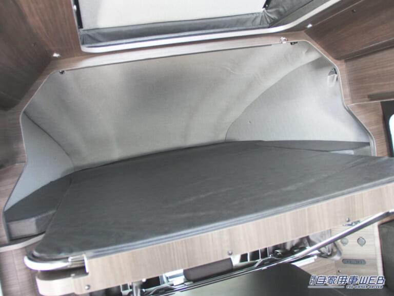 BR75-Bのバンクベッド|ハイラックス ベースのド迫力キャンピングカー! 冒険心がくすぐられる男前SUVキャンパー「BR75-B」