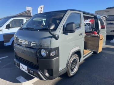 広い! 便利! しかも雰囲気抜群! 天井まで木材が貼られたトヨタ ハイエースがベースのキャンパー