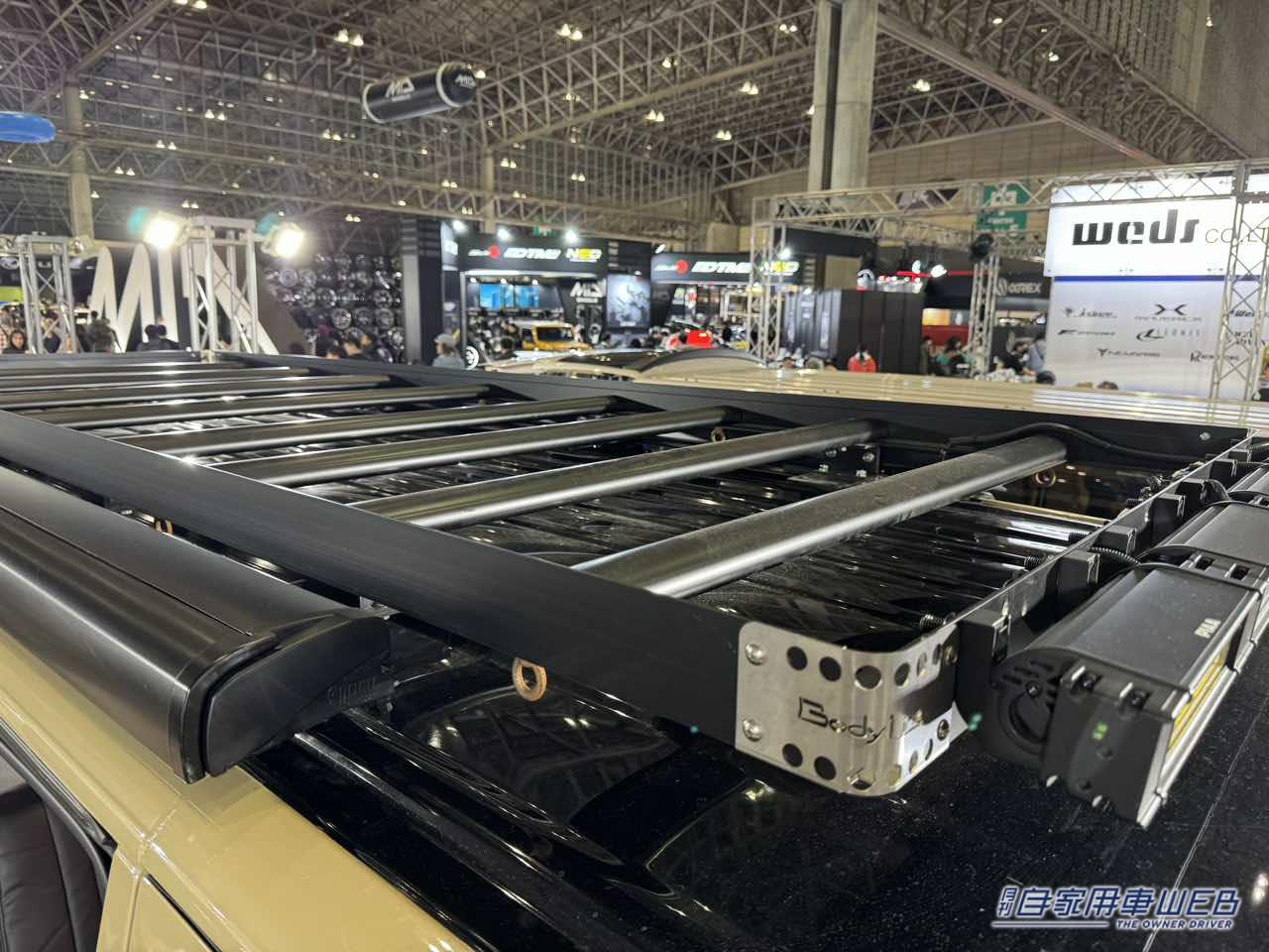 |三輪トライクを積み込めて車中泊までできる! 日産キャラバンがベースのキャンパー