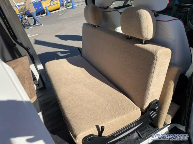 2列目のシートはクッション性が高く、座り心地は抜群。|車外でシャワーも使える便利な相棒! トヨタ タウンエースがベースのキャンパー