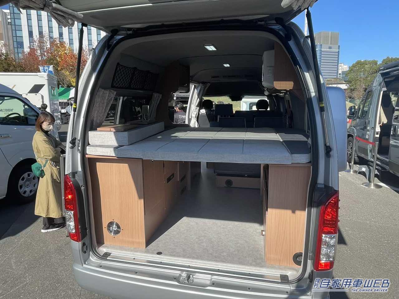 |広々車内でバッチリ収納! レイアウト変更なしでも快適なトヨタ ハイエースがベースのキャンパー