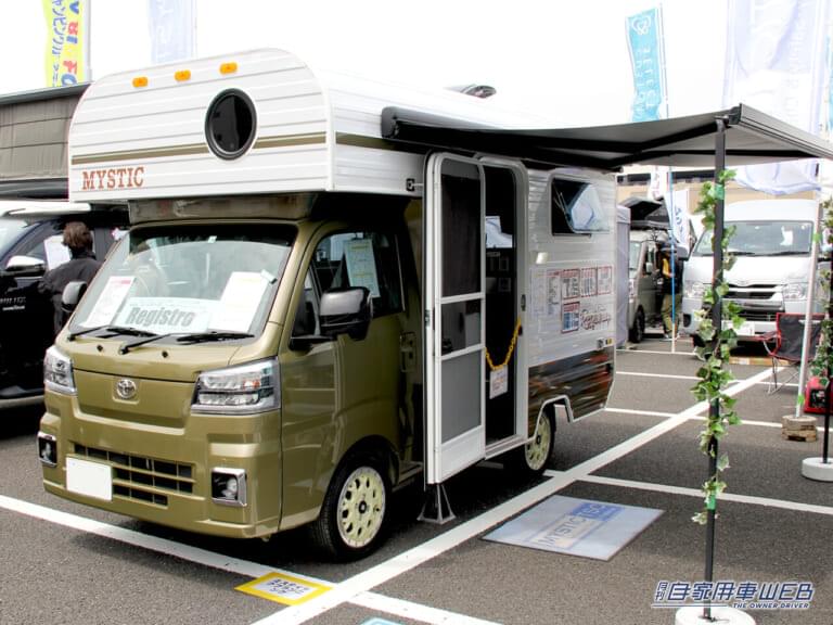 OPのサイドオーニングを設置したレジストロ|軽トラベースのキャンピングカー“レジストロ”は唯一無二のデザインで中身も見た目も可愛い!
