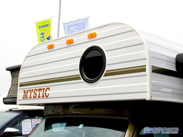 サークルウィンドウを設置したレジストロ|軽トラベースのキャンピングカー“レジストロ”は唯一無二のデザインで中身も見た目も可愛い!