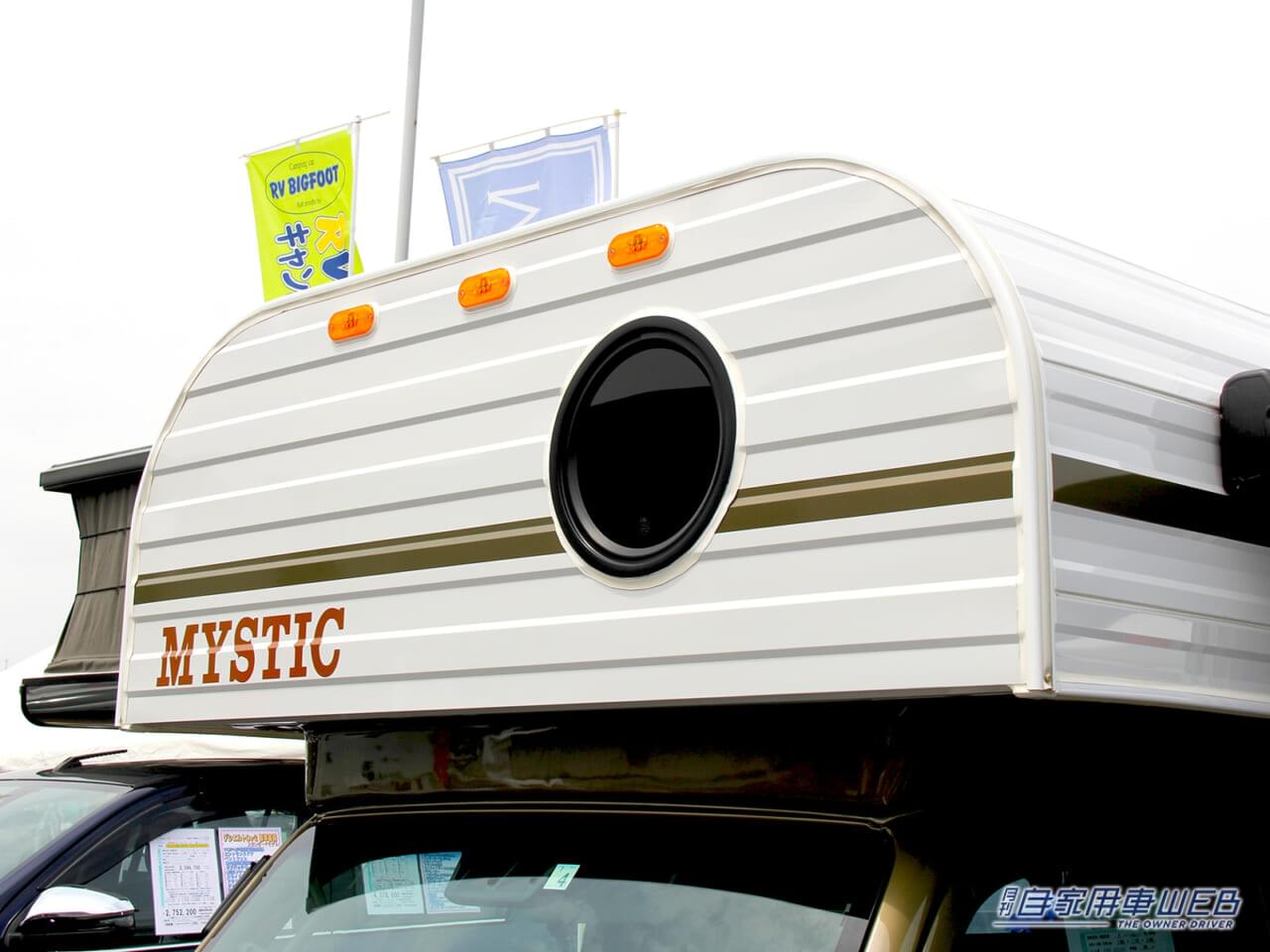 サークルウィンドウを設置したレジストロ|軽トラベースのキャンピングカー“レジストロ”は唯一無二のデザインで中身も見た目も可愛い!