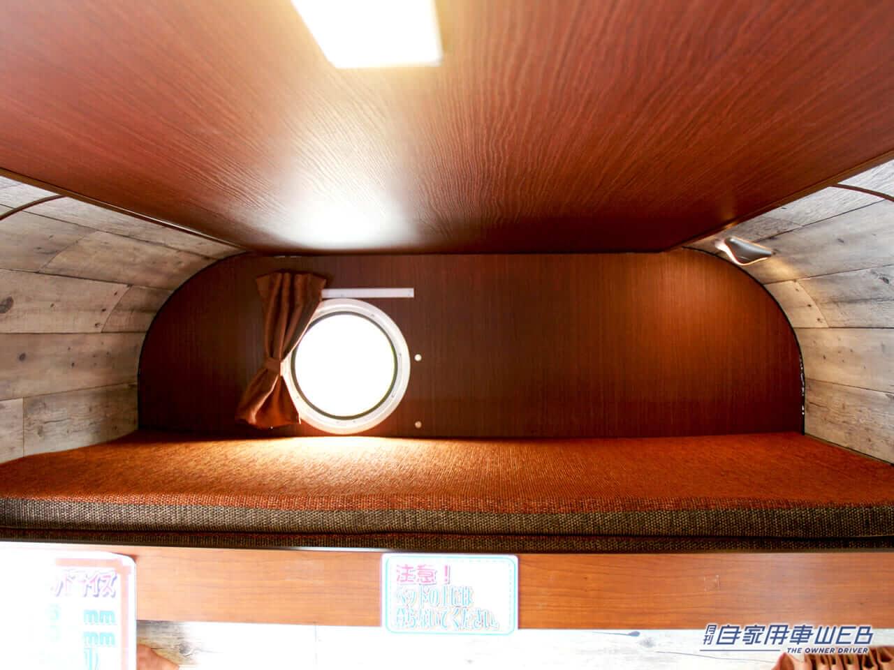 オプションのサークルウィンドウ|軽トラベースのキャンピングカー“レジストロ”は唯一無二のデザインで中身も見た目も可愛い!