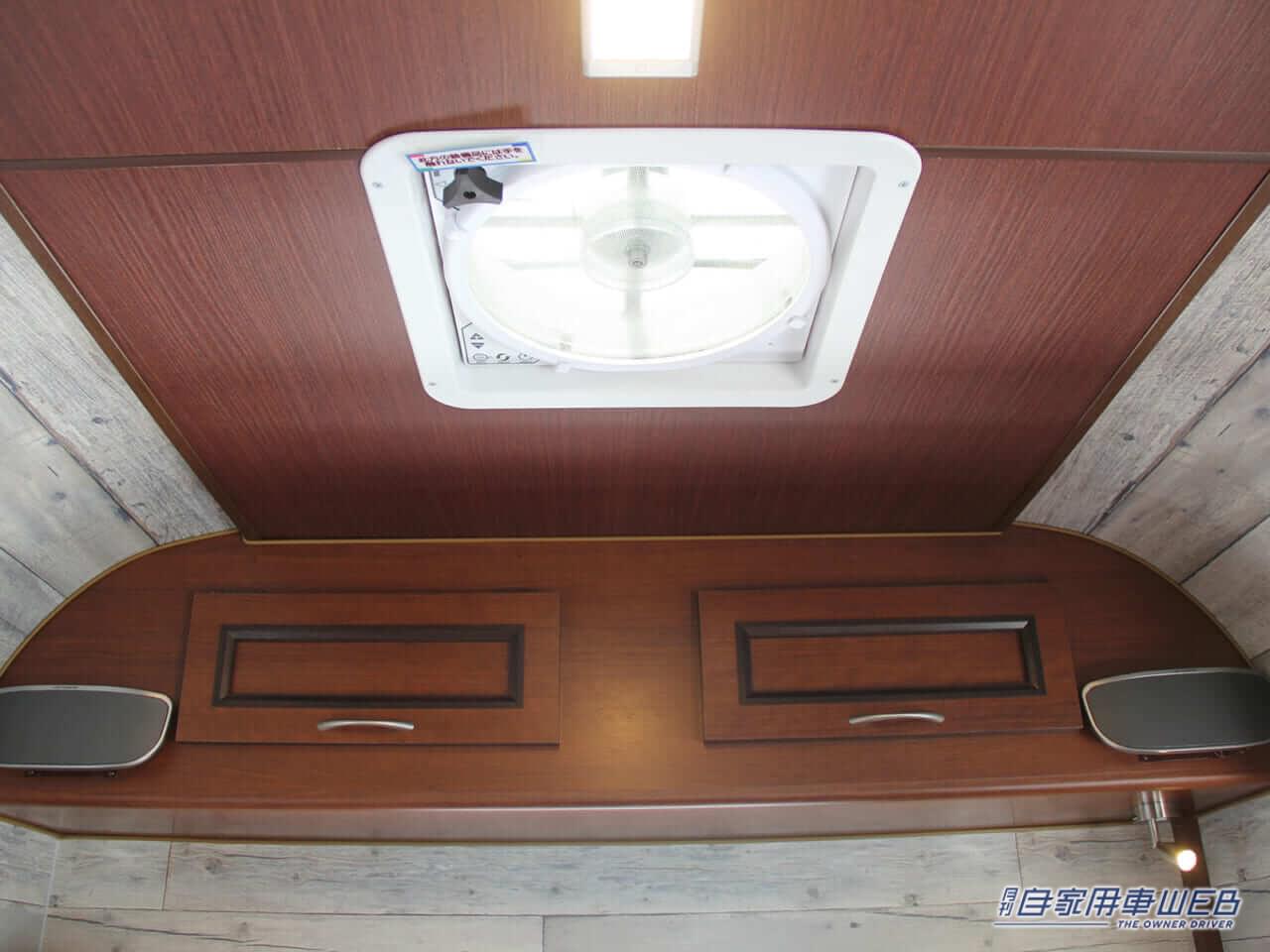 ベントファンと上部収納スペース|軽トラベースのキャンピングカー“レジストロ”は唯一無二のデザインで中身も見た目も可愛い!