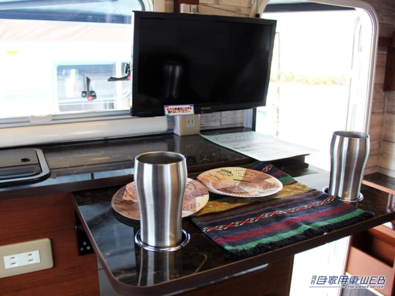 跳ね上げ式のテーブルとリアモニター|軽トラベースのキャンピングカー“レジストロ”は唯一無二のデザインで中身も見た目も可愛い!