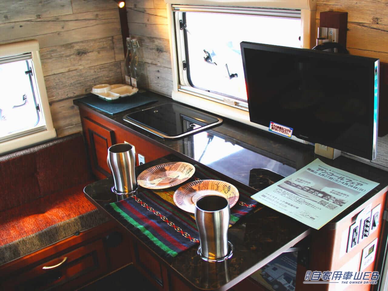 レジストロのキッチンスペース|軽トラベースのキャンピングカー“レジストロ”は唯一無二のデザインで中身も見た目も可愛い!
