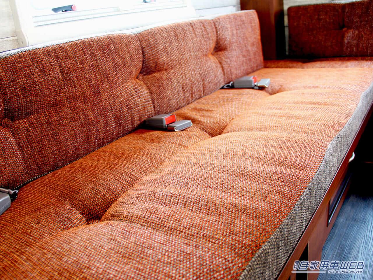 レジストロのソファ|軽トラベースのキャンピングカー“レジストロ”は唯一無二のデザインで中身も見た目も可愛い!