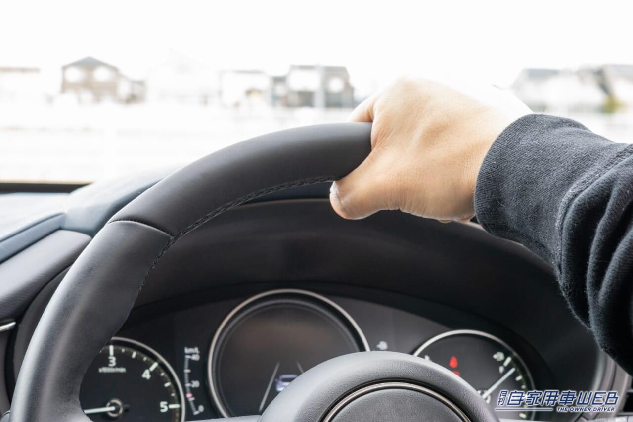 運転する男性の手元のイメージ写真|「あ、あぶい…!」道路に脱字?いいえ、埼玉では普通のこと。結構あるある全国各地のユニークな道路標示。