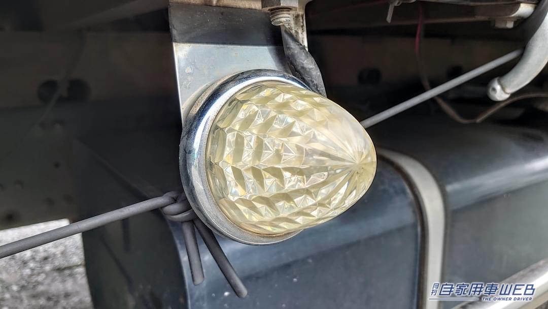 トラックの側方灯の写真|「えっ そんな意味が」「威嚇だと思ってた…」光れば良いってもんじゃない。実は厳しいルールで定められた必須装備。