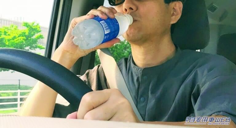 車内でスポーツドリンクを飲む男性の写真|【絶好のドライブシーズン、けど要注意】春でも熱中症になる可能性がある!?