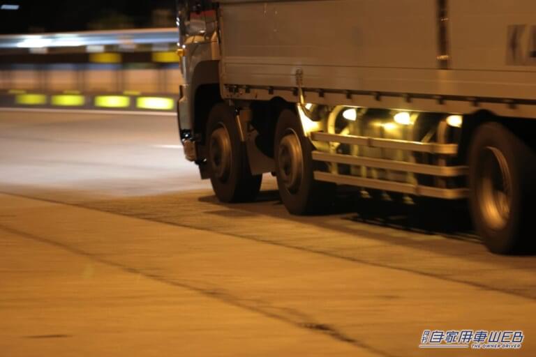 夜間の高速道路を走行するトラックの写真|「えっ そんな意味が」「威嚇だと思ってた…」光れば良いってもんじゃない。実は厳しいルールで定められた必須装備。
