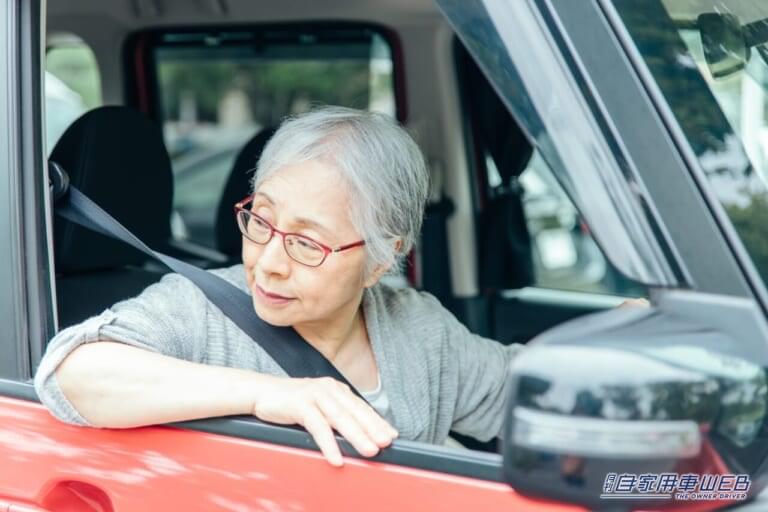 目視で後方を確認しながらクルマを後退させる高齢女性の写真|クルマのバックモニターが義務化されたって知ってた? 非装着車にも後付けが必要?