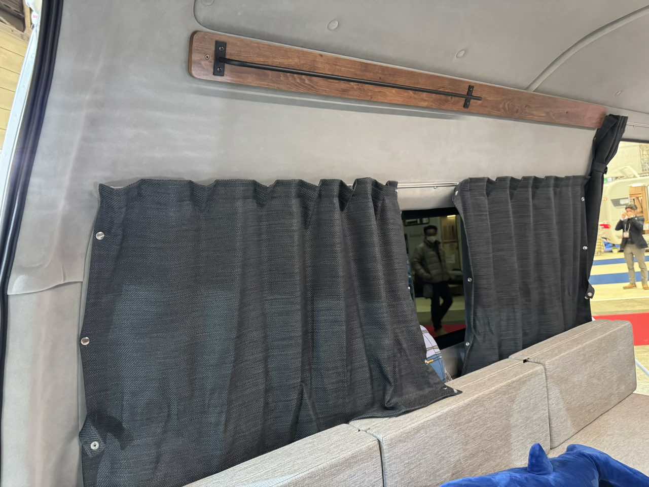 ｜良い感じのリビングが広がる車内！　住みたくなっちゃうトヨタ ハイエースがベースのキャンパー